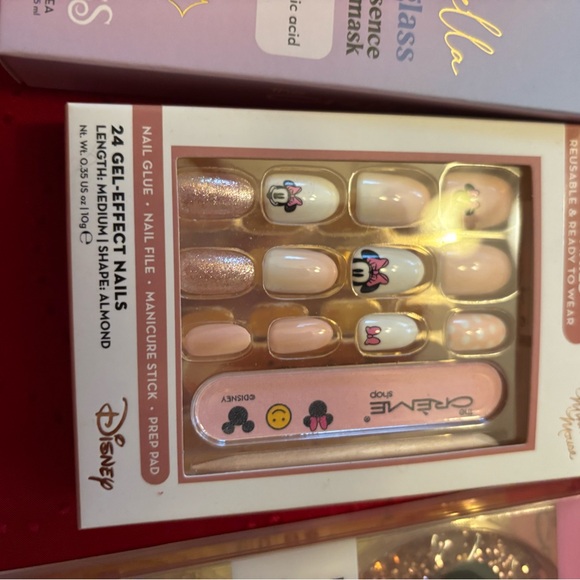 The Creme Shop Disney Bundle 

Minnie Mouse Dome Travel Pouch with accessories - Picture 7 of 9